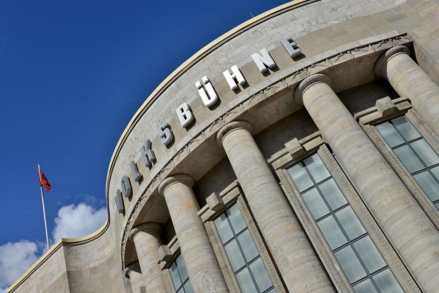 A LA VOLKSBÜHNE DE BERLIN, LES COMEDIENS N&rsquo;AIMENT GUèRE LES&nbsp;CURATORS