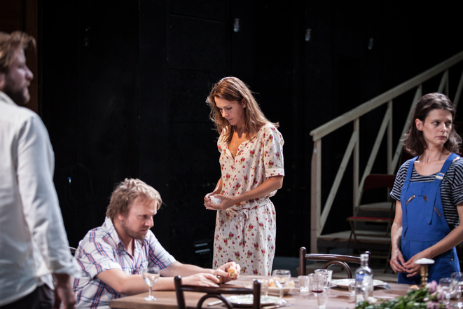 &laquo;&nbsp;VANIA&nbsp;&raquo;, PLUS QUE DU THEÂTRE, UNE IMMERSION DANS L&rsquo;UNIVERS&nbsp;TCHEKHOVIEN