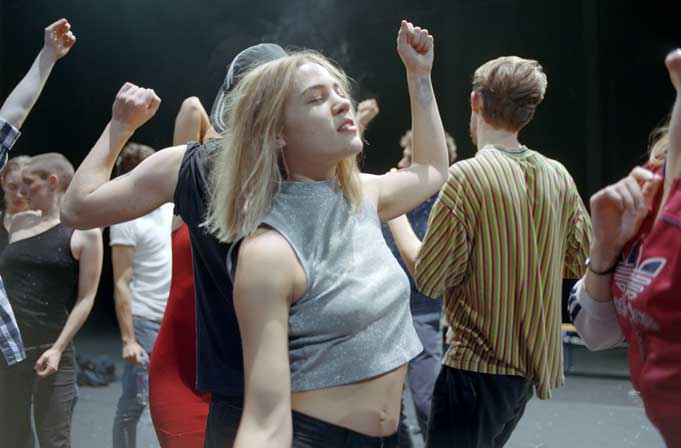 &laquo;&nbsp;CROWD&nbsp;&raquo;, LA DANSE PICTURALE DE GISELE&nbsp;VIENNE