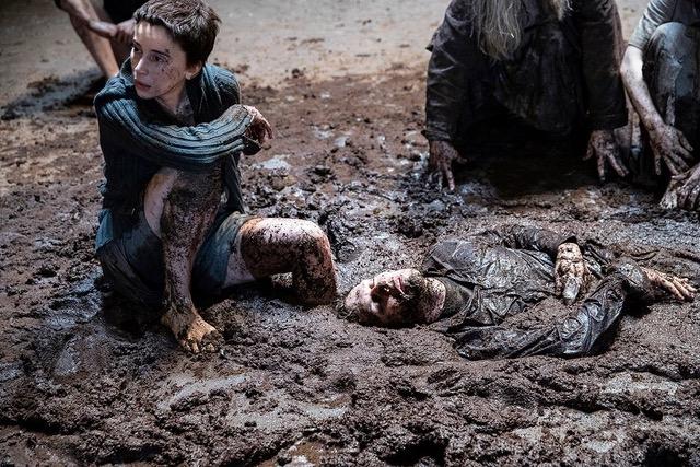 ELECTRE / ORESTE : DES CRIS, DE LA BOUE ET DU SANG JUSQU&rsquo;A&nbsp;L&rsquo;EXCES