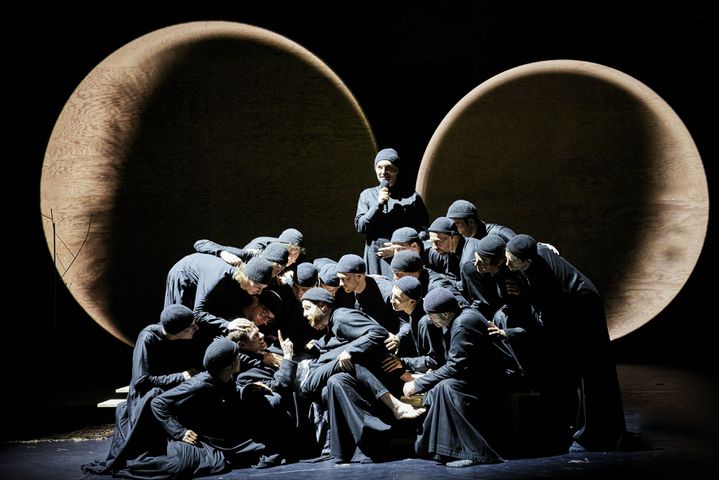 FESTIVAL D&rsquo;AVIGNON. DANS LA COUR, SOUS LE MISTRAL, UN &laquo;&nbsp;MOINE NOIR&nbsp;&raquo; QUI&nbsp;DECOIFFE