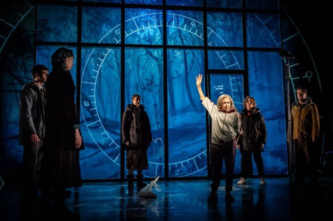 860_sc_complicite-et-simon-mcburney-drive-your-plow-over-the-bones-of-the-dead-c-marc-brenner-1