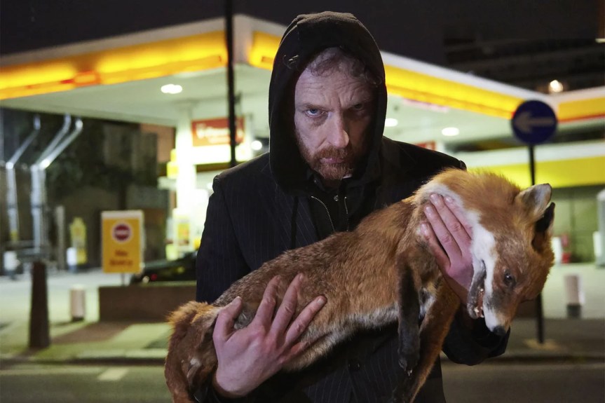 &laquo;&nbsp;LULLABY FOR SCAVENGERS&nbsp;&raquo; : LE PERFORMER PERCHÉ KIM NOBLE ET SON ÉCUREUIL INVESTISSENT LES HALLES DE&nbsp;SCHAERBEEK