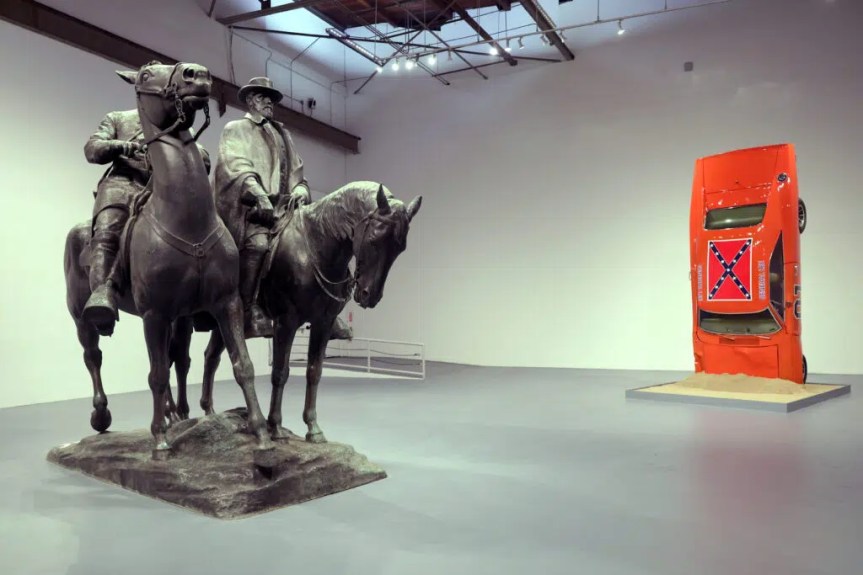 L&rsquo;IMAGE DU JOUR. &laquo;&nbsp;MONUMENTS&nbsp;&raquo;, L&rsquo;EXPO PIED-DE-NEZ QUI DÉBOULONNE&nbsp;TRUMP