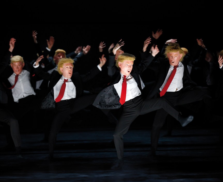 &laquo;&nbsp;AMERICA&nbsp;&raquo;, OU COMMENT UN BALLET DE TRUMP CLONÉS VIREVOLTE EN UNE DANSE&nbsp;JUBILATOIRE