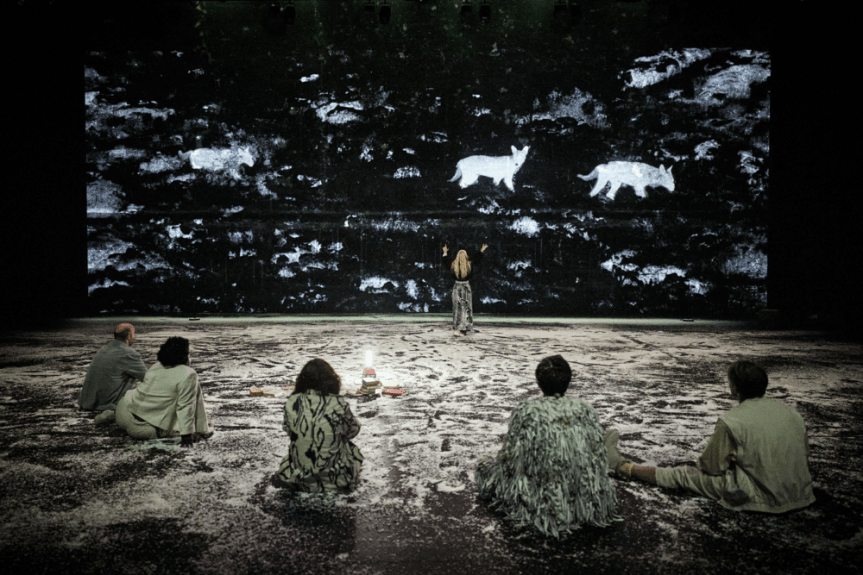 &laquo;&nbsp;MANIÈRES D’ÊTRE VIVANTS&nbsp;&raquo; : UN PROPOS PASSIONNANT, MAIS BIEN PEU&nbsp;THÉÂTRAL