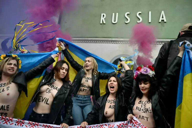 LES PUSSY RIOTS MANIFESTENT DEVANT LE PAVILLON RUSSE DE LA BIENNALE DE&nbsp;VENISE
